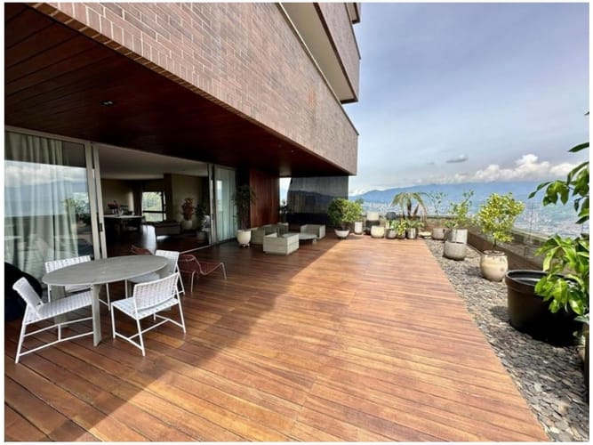 Apartamento de 3 alcobas en venta en El Poblado, Medellín, 531 m² · foto 2 de 24