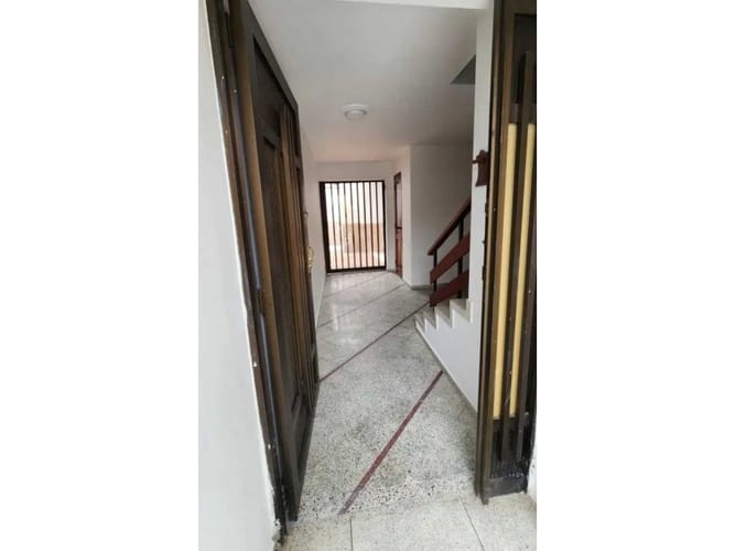 Casa de 5 alcobas en arriendo en El Velodromo, Medellín, 250 m² · foto 2 de 24