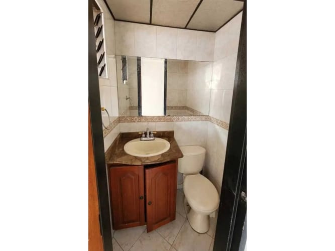 Casa de 5 alcobas en arriendo en El Velodromo, Medellín, 250 m² · foto 8 de 24
