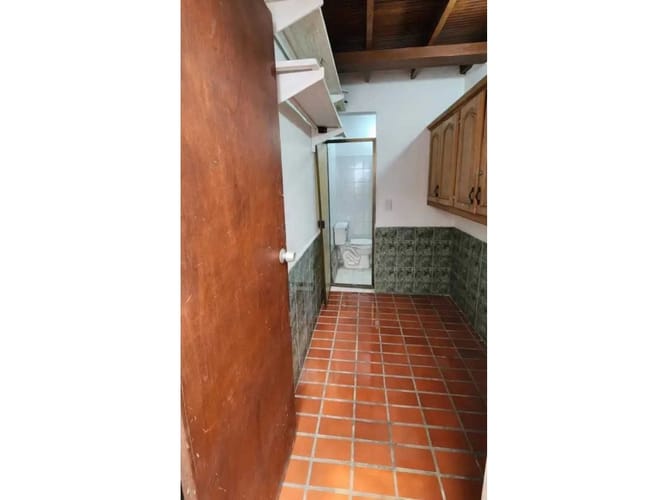 Casa de 5 alcobas en arriendo en El Velodromo, Medellín, 250 m² · foto 9 de 24