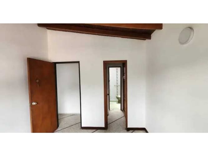 Casa de 5 alcobas en arriendo en El Velodromo, Medellín, 250 m² · foto 12 de 24