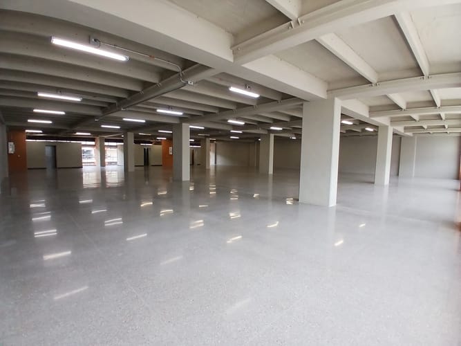 Local en arriendo en Shellmar, Medellín, 693 m² · foto 2 de 7