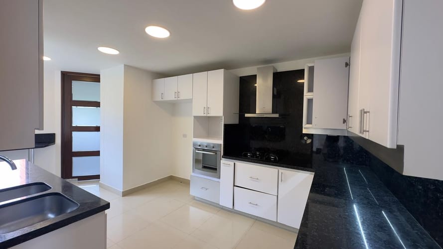 Apartamento de 3 alcobas en arriendo en El Tesoro, Medellín, 236 m² · foto 2 de 18