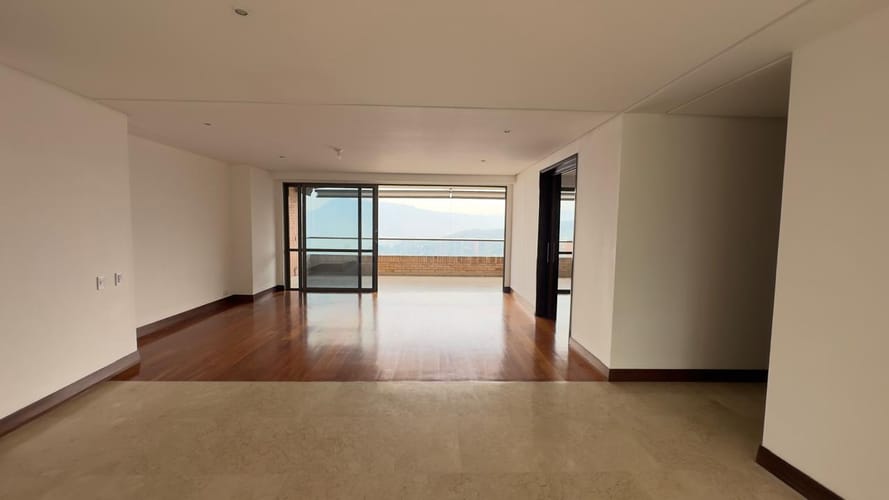 Apartamento de 3 alcobas en arriendo en El Tesoro, Medellín, 236 m² · foto 4 de 18