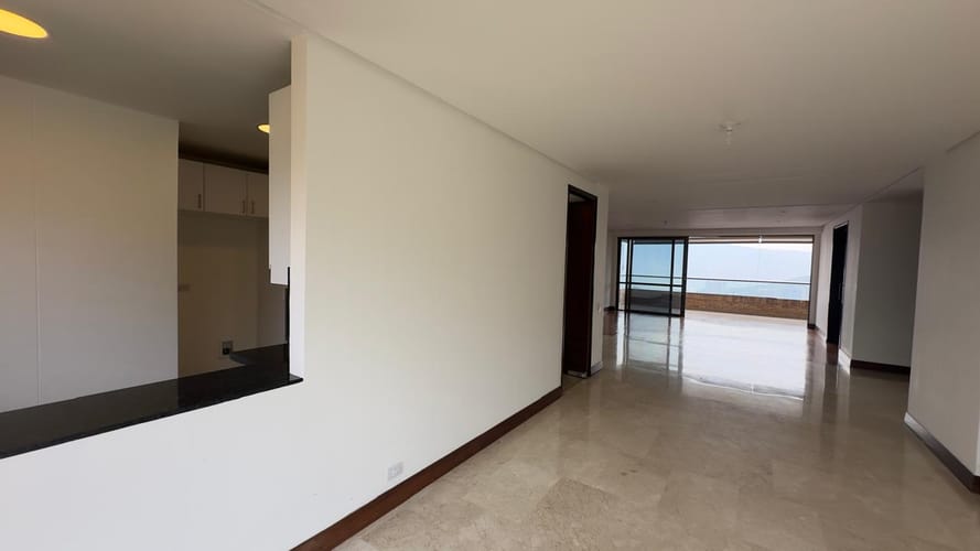 Apartamento de 3 alcobas en arriendo en El Tesoro, Medellín, 236 m² · foto 5 de 18