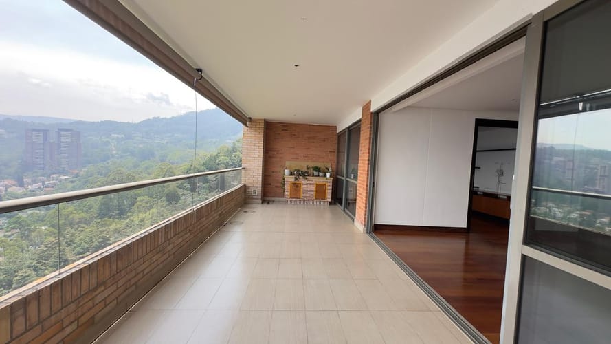 Apartamento de 3 alcobas en arriendo en El Tesoro, Medellín, 236 m² · foto 8 de 18