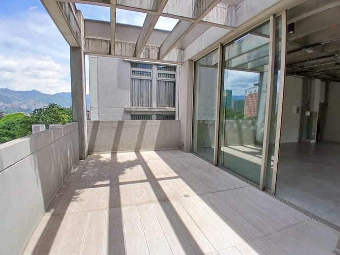 Local en arriendo en El Poblado, Medellín, 85 m² · foto 2 de 8