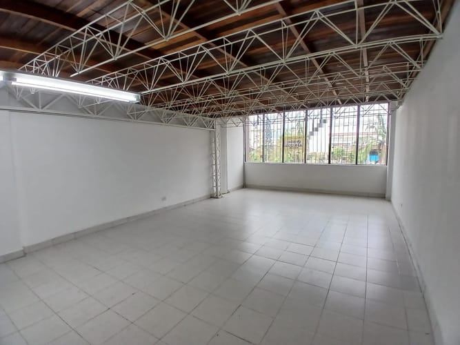 Local en arriendo en Cristo Rey, Medellín, 218 m² · foto 2 de 9