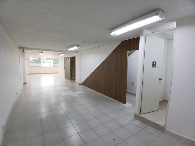 Local en arriendo en Cristo Rey, Medellín, 218 m² · foto 3 de 9