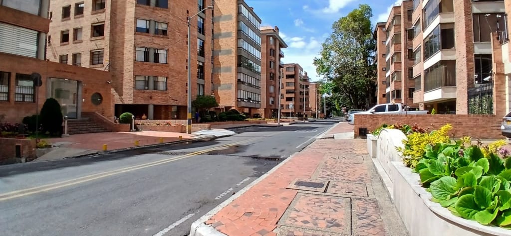 Apartamento de 3 alcobas en venta en La Carolina, Bogotá, 90 m² · foto 2 de 24