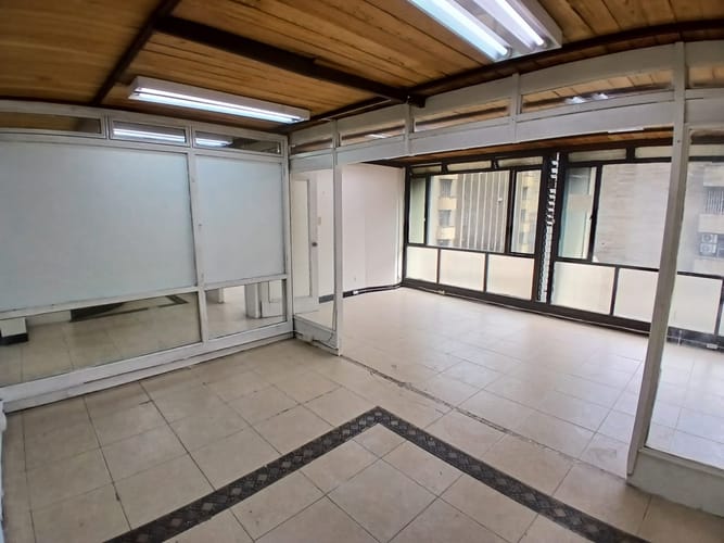 Oficina en arriendo en La Candelaria, Medellín, 140 m² · foto 2 de 10
