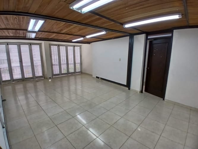 Oficina en arriendo en La Candelaria, Medellín, 140 m² · foto 3 de 10