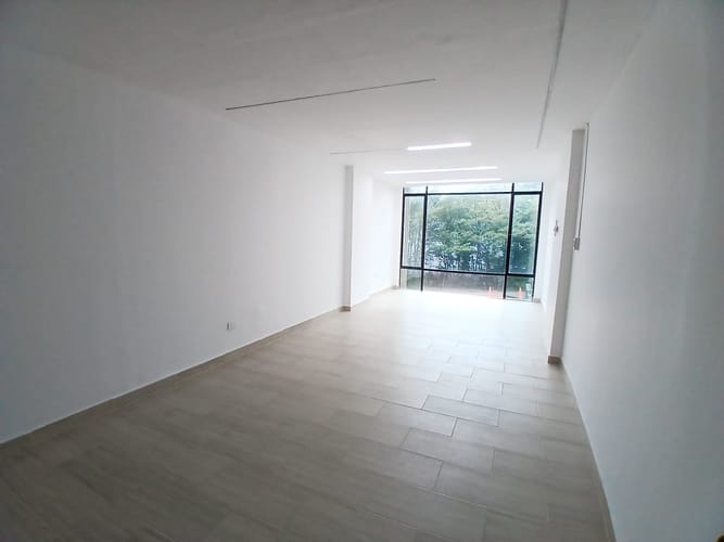 Local en arriendo en Los Balsos, Medellín, 35 m² · foto 2 de 5