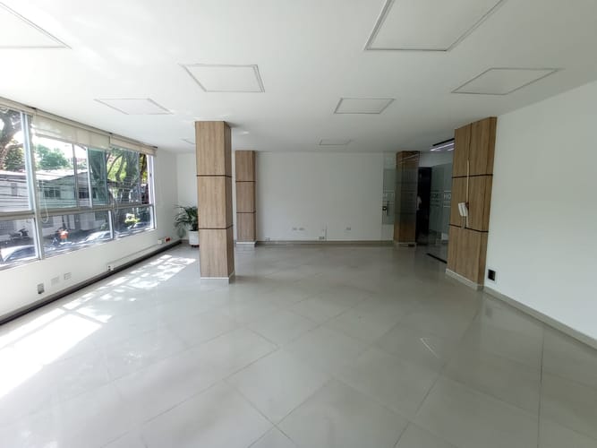 Oficina en arriendo en Suramericana, Medellín, 84 m² · foto 2 de 5