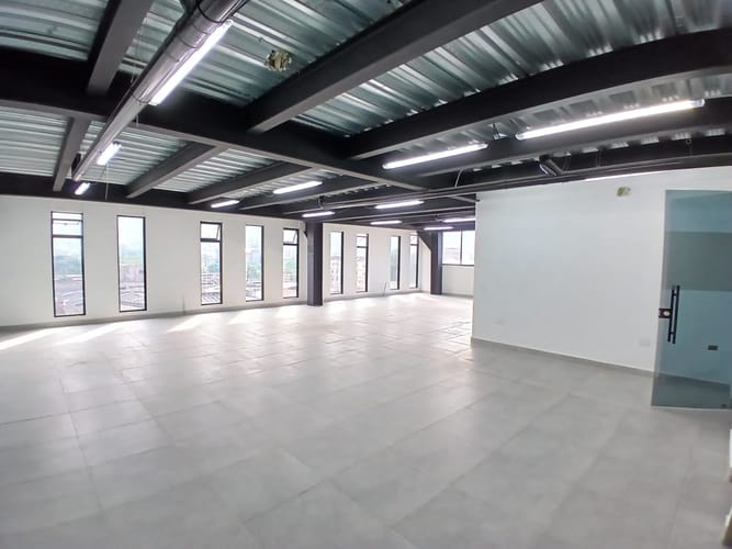Bodega en arriendo en Laureles, Medellín, 120 m² · foto 2 de 5