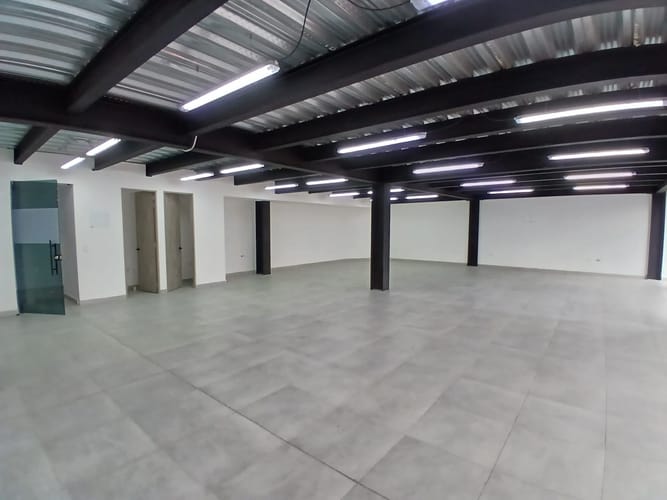 Bodega en arriendo en Laureles, Medellín, 165 m² · foto 2 de 5