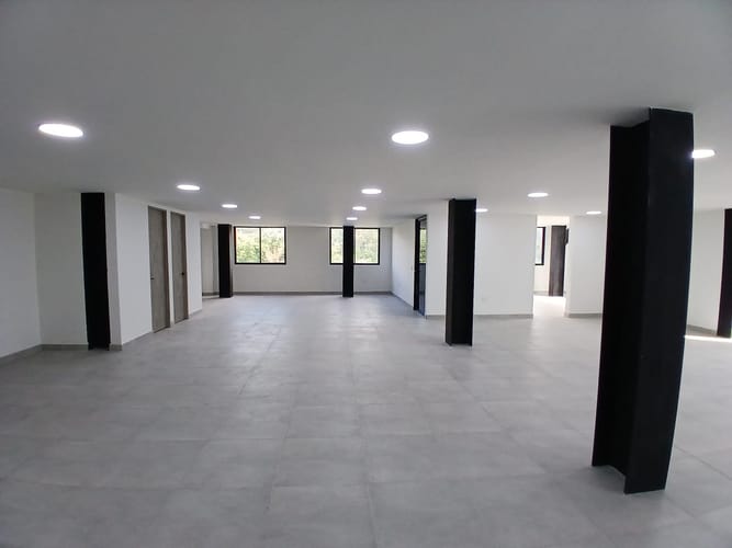 Bodega en arriendo en Laureles, Medellín, 200 m² · foto 2 de 6