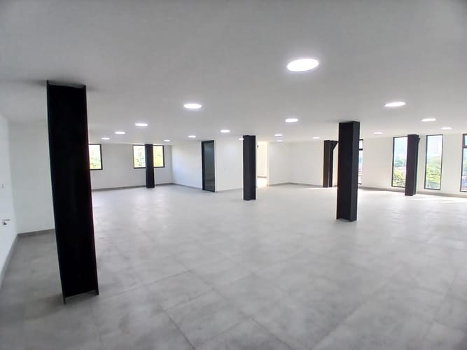 Bodega en arriendo en Laureles, Medellín, 200 m² · foto 3 de 6