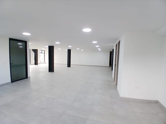 Bodega en arriendo en Laureles, Medellín, 200 m² · foto 6 de 6