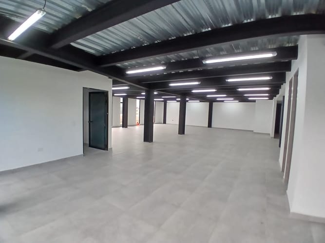 Bodega en arriendo en Laureles, Medellín, 200 m² · foto 2 de 7