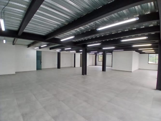 Bodega en arriendo en Laureles, Medellín, 200 m² · foto 5 de 7