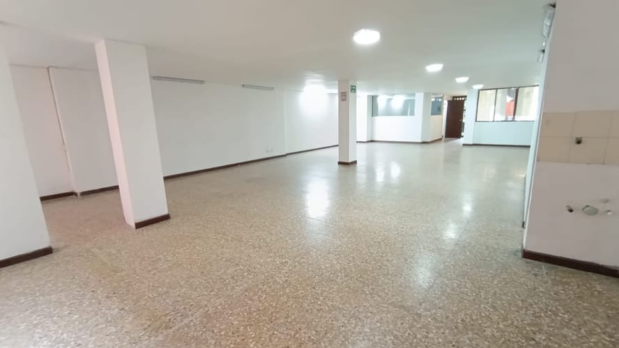 Bodega en arriendo en La América, Medellín, 120 m² · foto 2 de 10