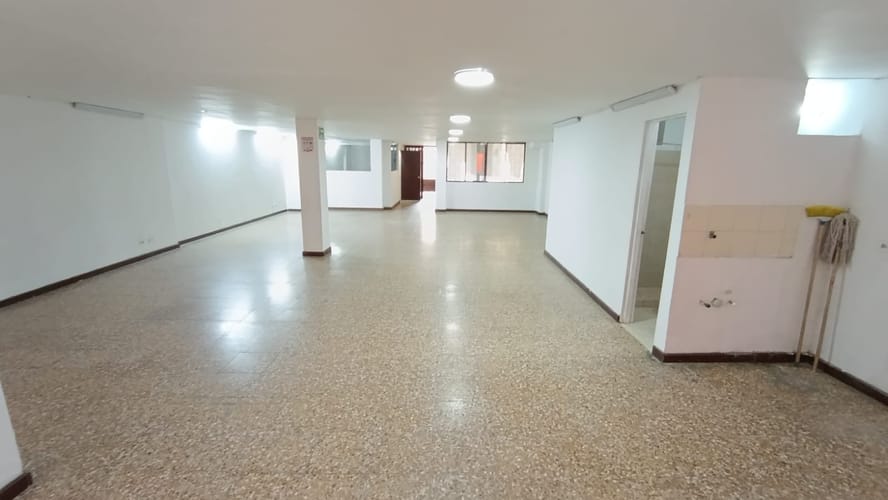 Bodega en arriendo en La América, Medellín, 120 m² · foto 4 de 10