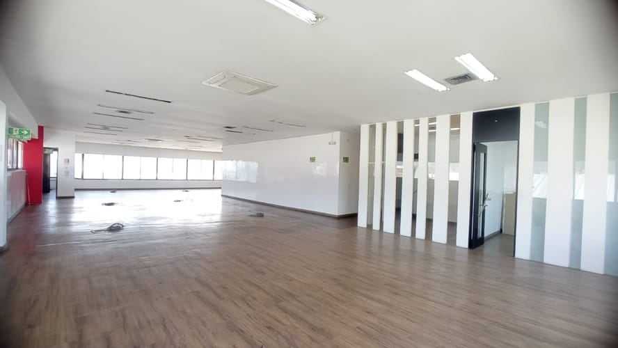 Oficina en arriendo en La Esmeralda, Envigado, 681 m² · foto 2 de 4