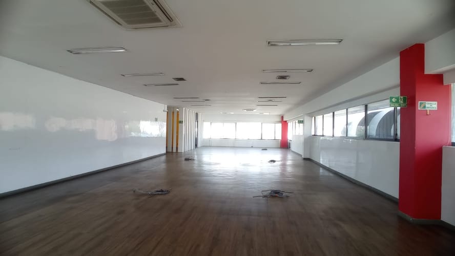 Oficina en arriendo en La Esmeralda, Envigado, 681 m² · foto 3 de 4