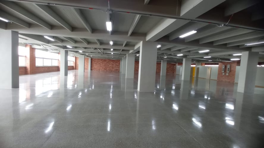 Local en arriendo en Santa Fe, Medellín, 925 m² · foto 2 de 4