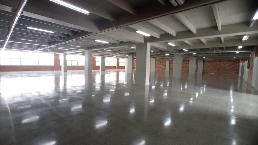 Local en arriendo en Santa Fe, Medellín, 925 m² · foto 3 de 4