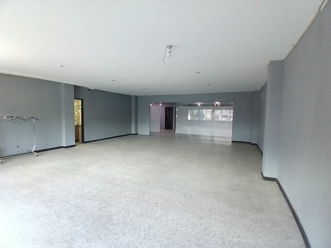 Bodega en arriendo en Laureles, Medellín, 300 m² · foto 2 de 9