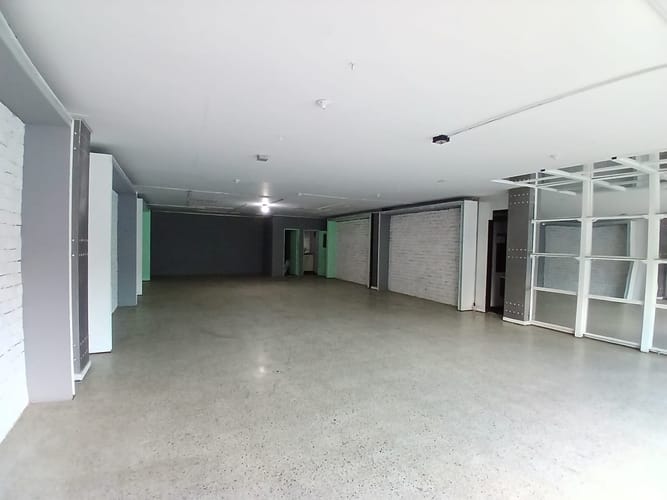 Bodega en arriendo en Laureles, Medellín, 300 m² · foto 8 de 9