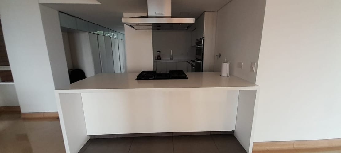 Apartamento de 3 alcobas en arriendo en Los Naranjos, Medellín, 163 m² · foto 3 de 10