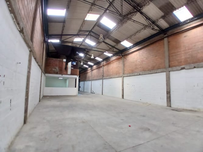 Bodega en arriendo en El Chagualo, Medellín, 450 m² · foto 8 de 10