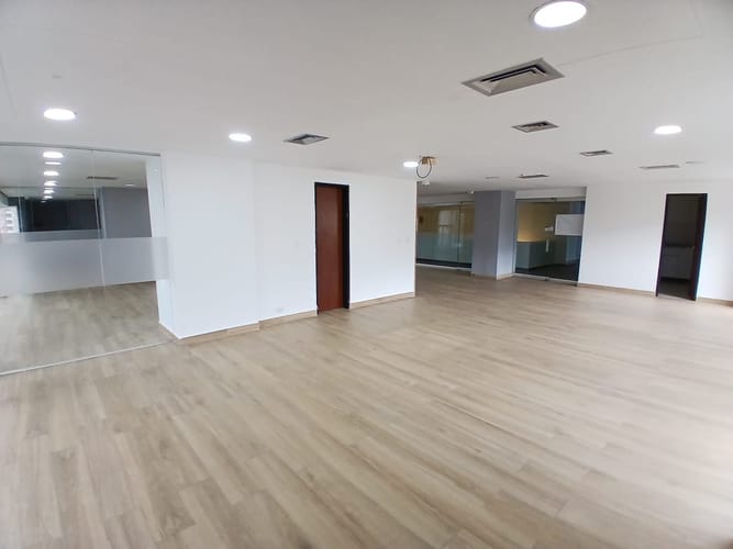 Oficina en arriendo en El Diamante No. 2, Medellín, 246 m² · foto 2 de 10
