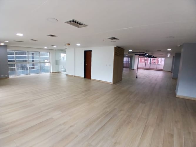 Oficina en arriendo en El Diamante No. 2, Medellín, 246 m² · foto 3 de 10