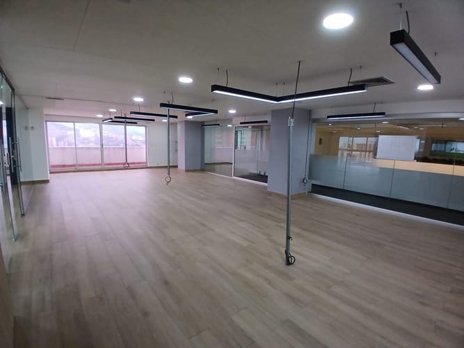 Oficina en arriendo en El Diamante No. 2, Medellín, 246 m² · foto 5 de 10