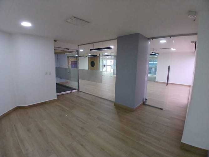 Oficina en arriendo en El Diamante No. 2, Medellín, 246 m² · foto 8 de 10