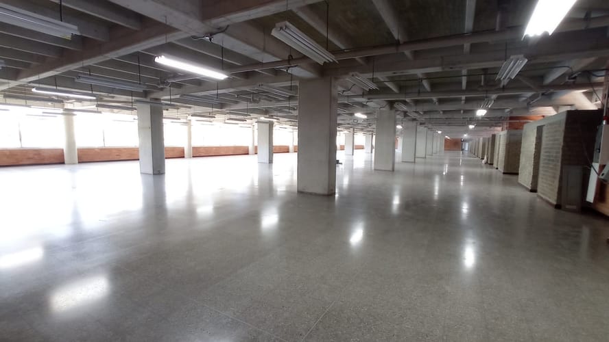 Oficina en arriendo en Campo Amor, Medellín, 1165 m² · foto 4 de 5