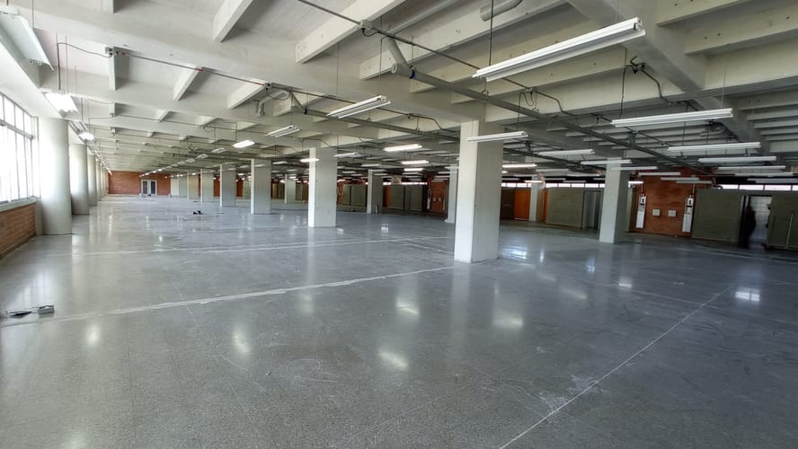 Oficina en arriendo en Campo Amor, Medellín, 1940 m² · foto 2 de 5