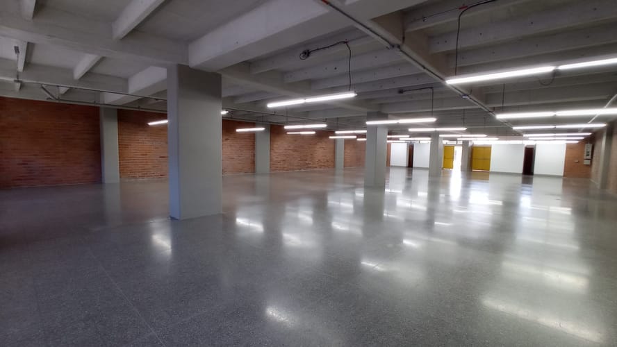 Oficina en arriendo en Campo Amor, Medellín, 466 m² · foto 2 de 5