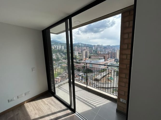 Apartamento de 2 alcobas en arriendo en Mayorca, Envigado, 74 m² · foto 2 de 11