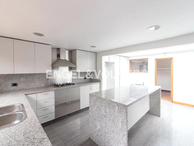 Casa de 3 alcobas en venta en Santa Barbara Alta, Bogotá, 345 m² · foto 4 de 16
