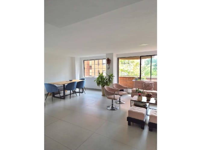 Apartamento de 3 alcobas en venta en Oviedo, Medellín, 145 m² · foto 2 de 19