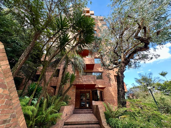 Apartamento de 3 alcobas en venta en Los Rosales, Bogotá, 287 m² · foto 2 de 24