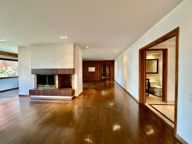 Apartamento de 3 alcobas en venta en Los Rosales, Bogotá, 287 m² · foto 3 de 24