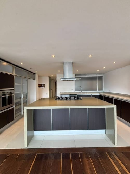 Apartamento de 3 alcobas en arriendo en Los Rosales, Bogotá, 306 m² · foto 2 de 22