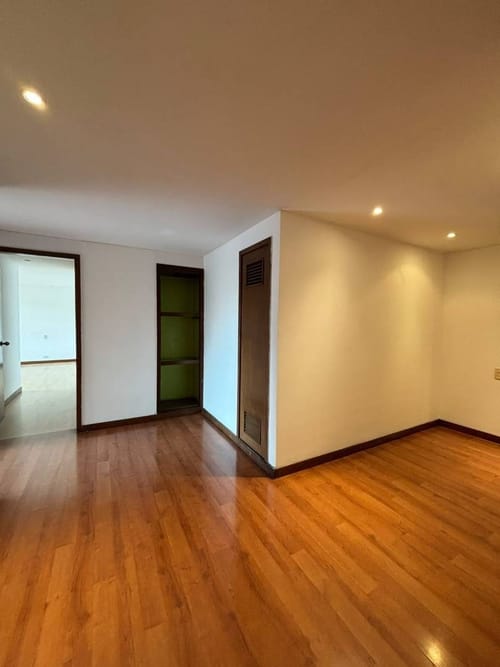 Apartamento de 3 alcobas en arriendo en Los Rosales, Bogotá, 306 m² · foto 13 de 22