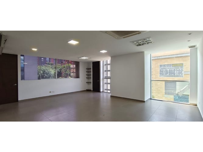 Oficina en arriendo en El Poblado, Medellín, 56 m² · foto 2 de 8